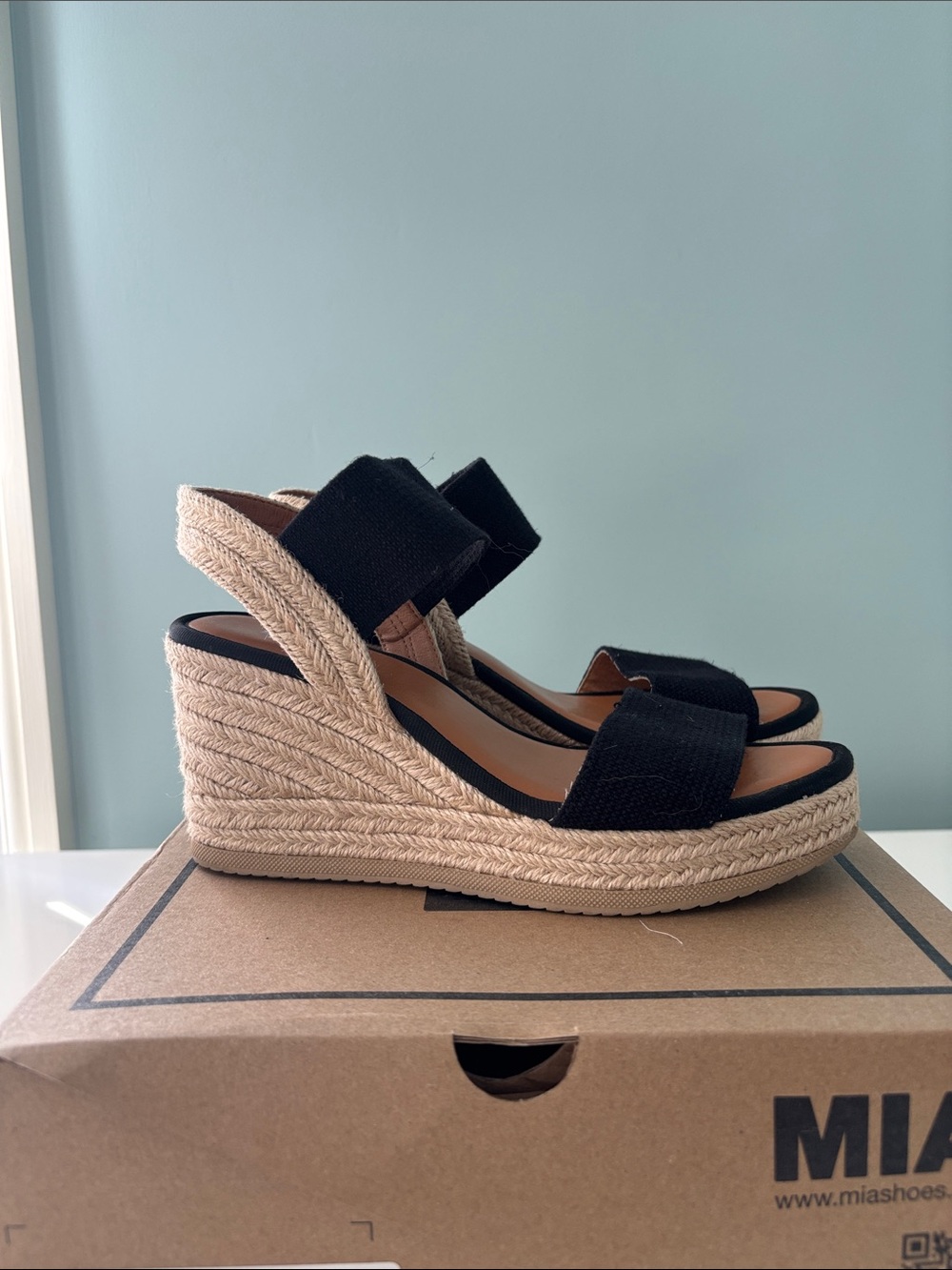 MIA Brittni black wedge